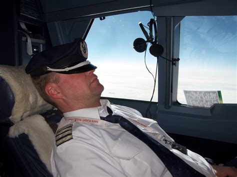 can pilots sleep in the cockpit